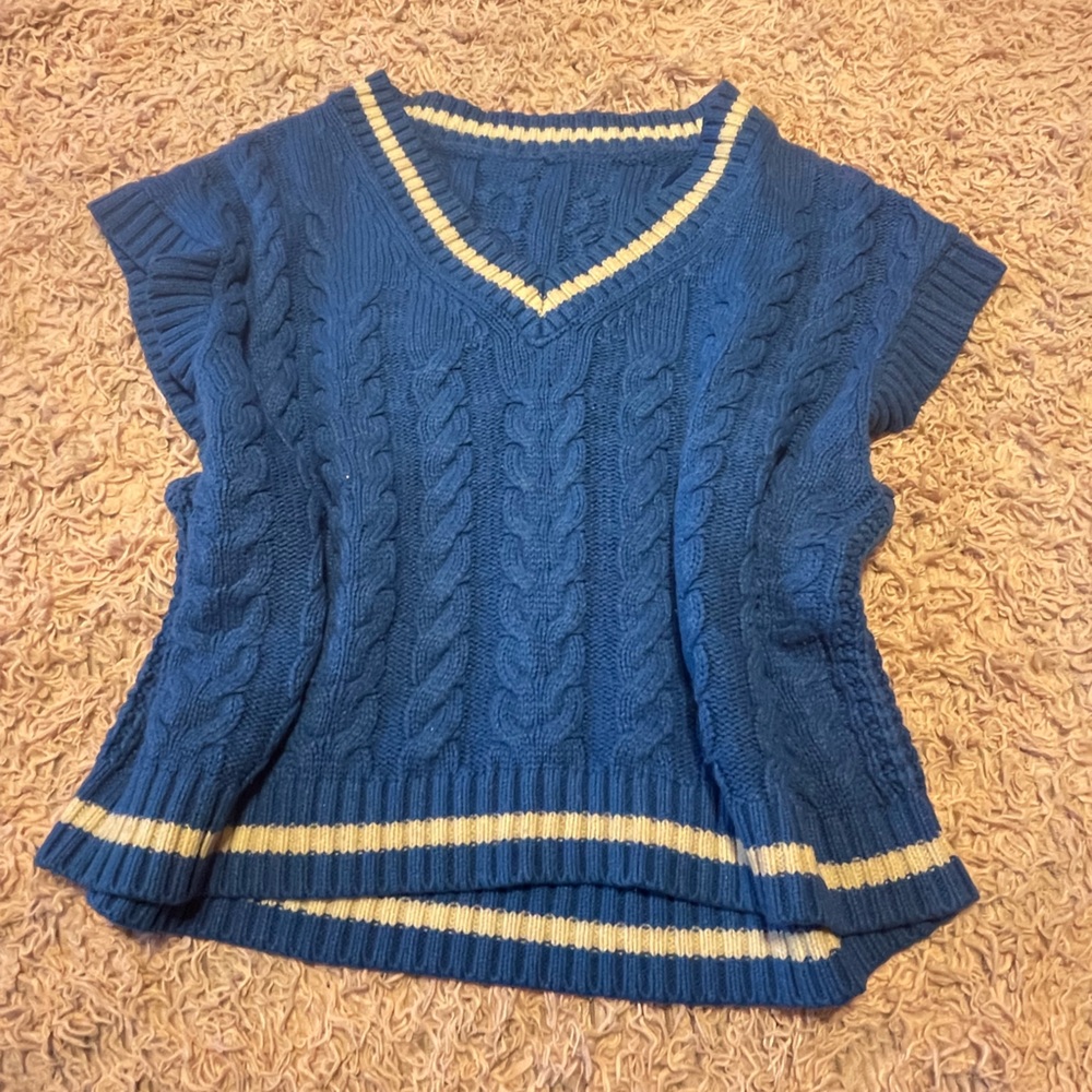 blue and white cable knit sleeveless sweater vest #knitwear #cableknit